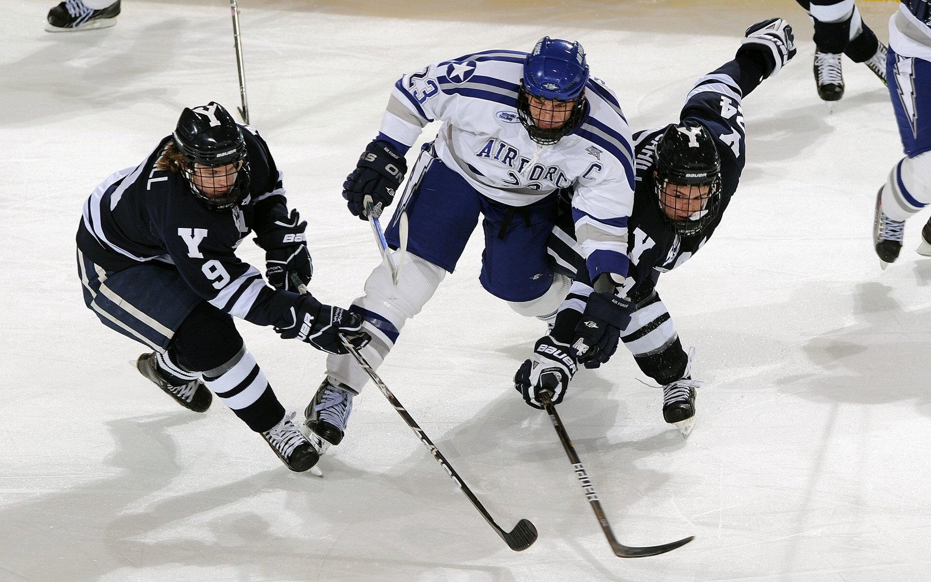 国足球员技术动作精进明显,国足操作